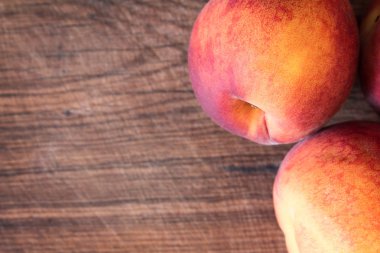 Ahşap kesme tahtası üzerinde taze şeftali.