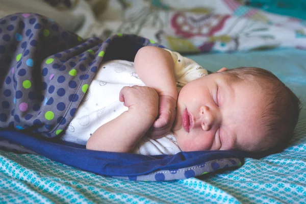 Суит месячного новорожденного мальчика спит — стоковое фото