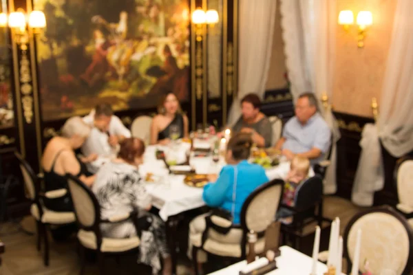 Grupo de pessoas comemorando em restaurante de luxo. Fotografia turva — Fotografia de Stock