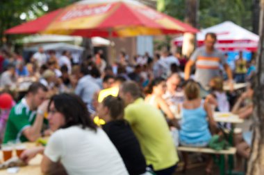 İnsanlar piknik aile ya da arkadaş, kentsel yaşam tarzı ile kamu Park bulanıklık