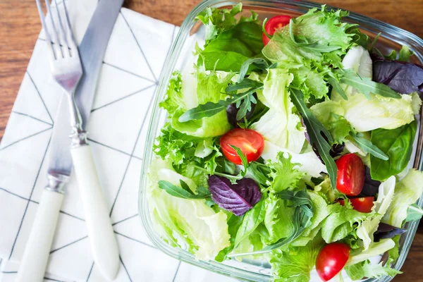 Grüner Sommersalat mit Kirschtomaten — Stockfoto