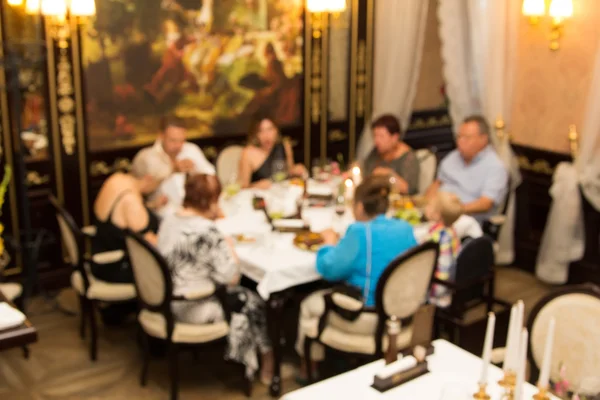 Grupo de pessoas comemorando em restaurante de luxo. Fotografia turva — Fotografia de Stock