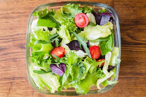 Grüner Sommersalat mit Kirschtomaten — Stockfoto