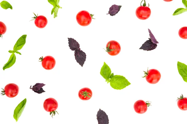 Renkli desen yapılan kiraz domates, mor ve yeşil beyaz arka plan üzerinde fesleğen. Pişirme kavramı.