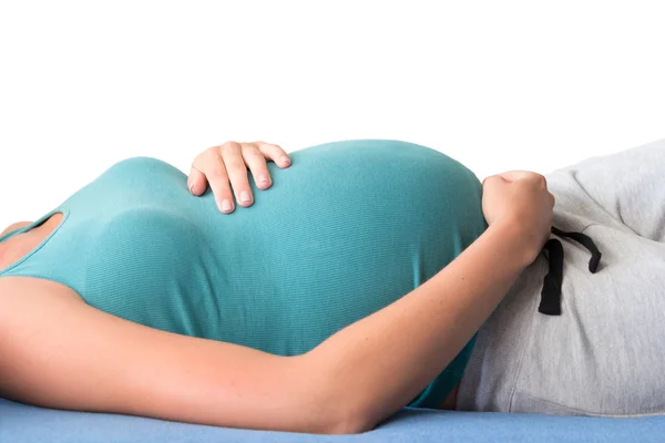 Donna incinta con bella pancia isolata su sfondo bianco — Foto Stock