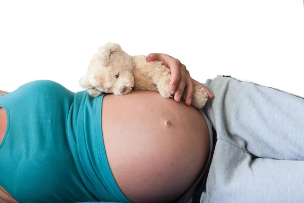 Беременная женщина с красивым животом изолированы на белом фоне — стоковое фото