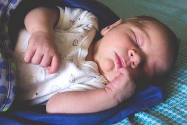 Tatlı bir ay önce yeni doğan bebek çocuk uyuyor