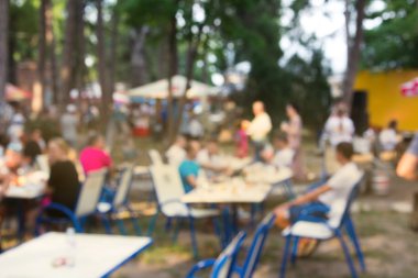 İnsanlar piknik aile ya da arkadaş, kentsel yaşam tarzı ile kamu Park bulanıklık