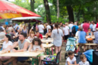 İnsanlar piknik aile ya da arkadaş, kentsel yaşam tarzı ile kamu Park bulanıklık