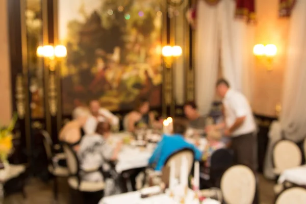 Grupo de pessoas comemorando em restaurante de luxo. Fotografia turva — Fotografia de Stock