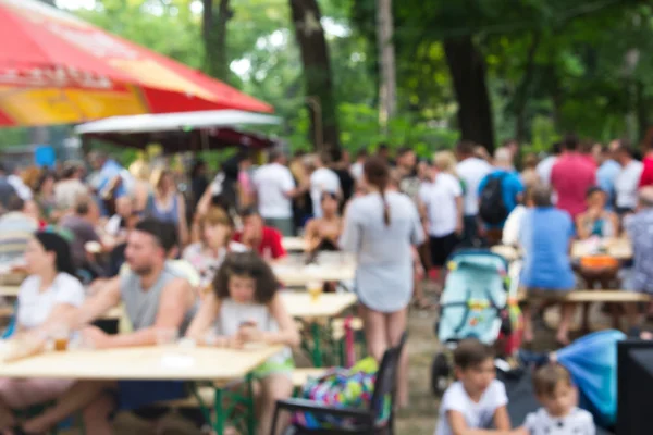İnsanlar piknik aile ya da arkadaş, kentsel yaşam tarzı ile kamu Park bulanıklık
