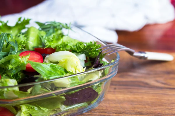 Ensalada verde de verano con tomates cherry —  Fotos de Stock