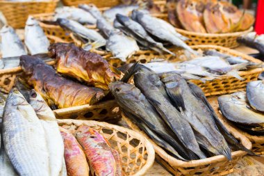 Bira VJS mağazasında kurutulmuş balık çeşitleri