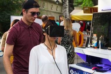Odesa, Ukrayna - 06 Ağustos 2016: genç kız oculus sanal gerçeklik hemlet sokak etkinliğinde çalışıyor