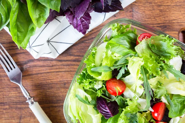 Grüner Sommersalat mit Kirschtomaten — Stockfoto