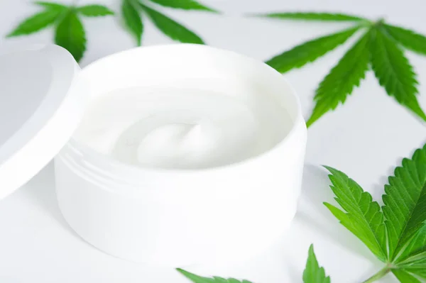 Feuilles Cannabis Vertes Avec Pot Crème Beauté Chanvre Sur Fond — Photo