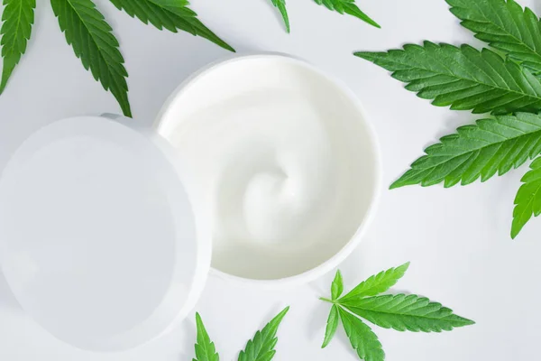 Feuilles Cannabis Vertes Avec Pot Crème Beauté Chanvre Sur Fond — Photo