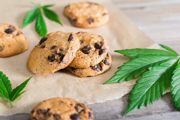 Frisch Gebackene Cannabis Butterkekse Mit Schokoladenchips Auf Einem Backblech Und Stockfoto