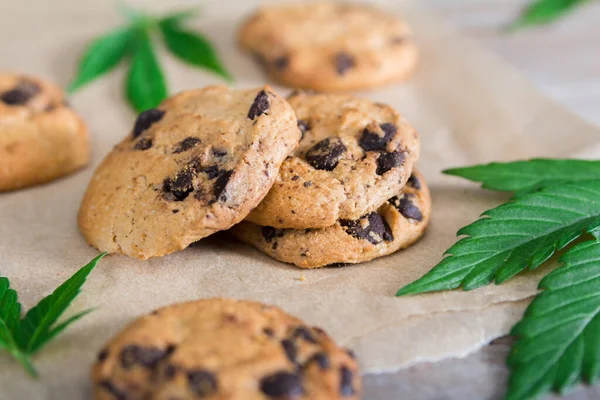 Frisch Gebackene Cannabis Butterkekse Mit Schokoladenchips Auf Einem Backblech Und lizenzfreie Stockfotos