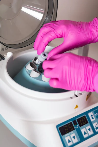 Scientist Pink Gloves Loading Samples Test Tubes Centrifuge 免版税图库图片