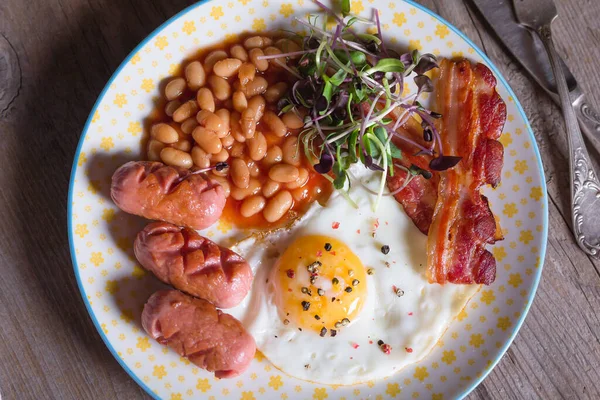 ベーコンと揚げ卵 トマトソースのソーセージと豆 英語の朝食 — ストック写真