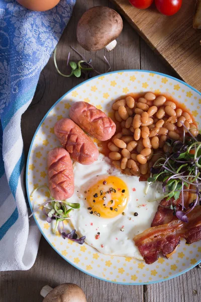 Fried Eggs Bacon Sausages Beans Tomato Sauce English Breakfast — Stock Photo, Image