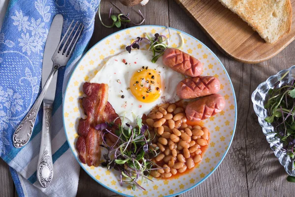 ベーコンと揚げ卵 トマトソースのソーセージと豆 英語の朝食 — ストック写真