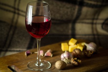 Kırmızı şarap ve aperatifler