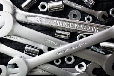 Siyah arka plan üzerine araçlar kümesi