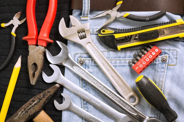 Toolkit em um fundo azul jeans — Fotografia de Stock