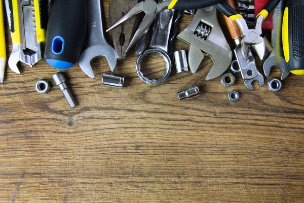 Conjunto de herramientas sobre fondo de tablero de madera —  Fotos de Stock