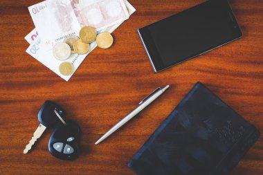 Arabanın anahtarlarını, telefon ve para