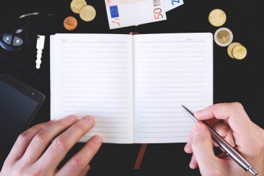 siyah bir zemin üzerine Not defterini açın