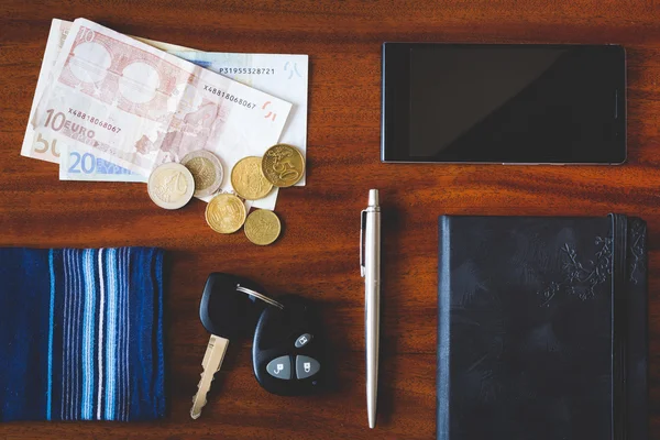 Chaves do carro, telefone e dinheiro — Fotografia de Stock