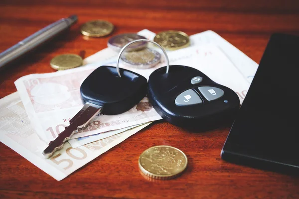 Arabanın anahtarlarını, telefon ve para