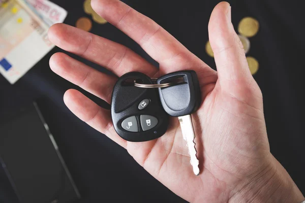 Arabanın anahtarlarını erkek Palm'da