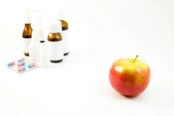 Лекарства и фрукты — стоковое фото