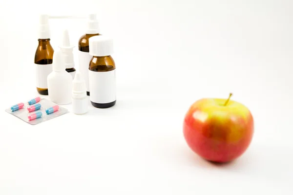 Лекарства и фрукты — стоковое фото