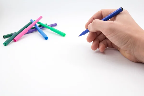 De mans hand, klaar om een beeld te schetsen — Stockfoto