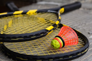 Speedminton raket üzerinde raketle