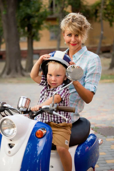 Chłopiec z jego matka siedzi na skuter — Zdjęcie stockowe