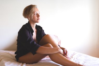 Seksi model gömlek makyaj olmadan mans