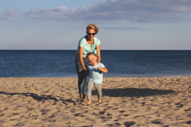 Mutlu aile yazın plajda dinleniyor.