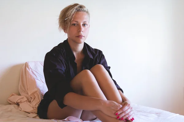 Seksi model gömlek makyaj olmadan mans