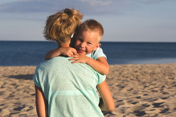 Glückliche Familie ruht sich im Sommer am Strand aus — Stockfoto