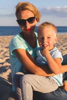 Mutlu aile yazın plajda dinleniyor.