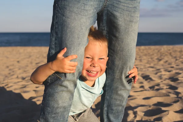 Mutlu aile yazın plajda dinleniyor.