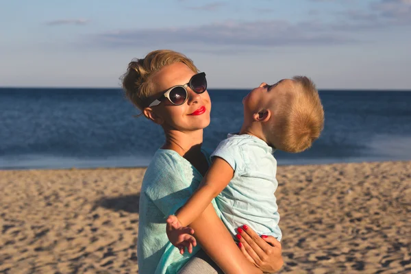 Glückliche Familie ruht sich im Sommer am Strand aus — Stockfoto