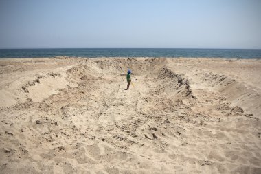 Çocuk bir büyük çukur oyuncak kazma kürek