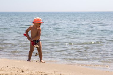 Şirin bebek çocuk plaj oyuncakları ile oynarken